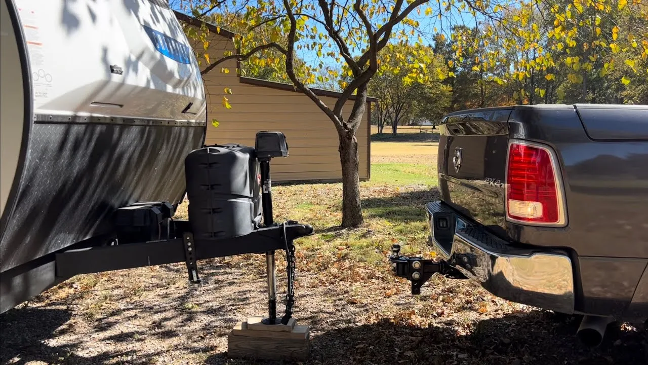Trailer hitch and tow setup between truck and travel trailer